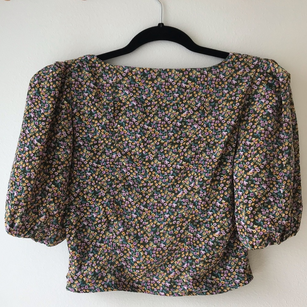 ASTR the Label V-Neck Bubble Sleeve Blouse Crop Top, Olive Lilac Ditsy, Size S - Picture 10 of 11